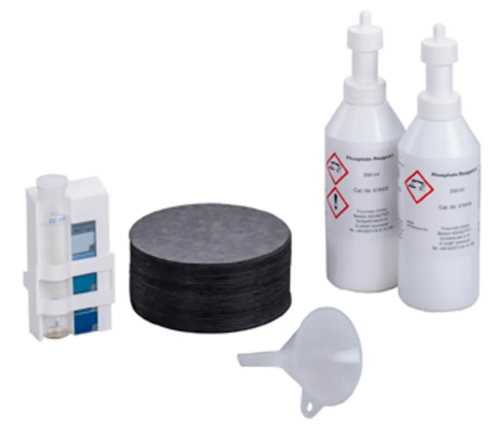 Testset für die Wasseranalyse von Orthophosphat, bestehend aus zwei Flaschen mit Chemikalien, einem Messgerät, Filtern und einem Trichter, hergestellt von Grünbeck.